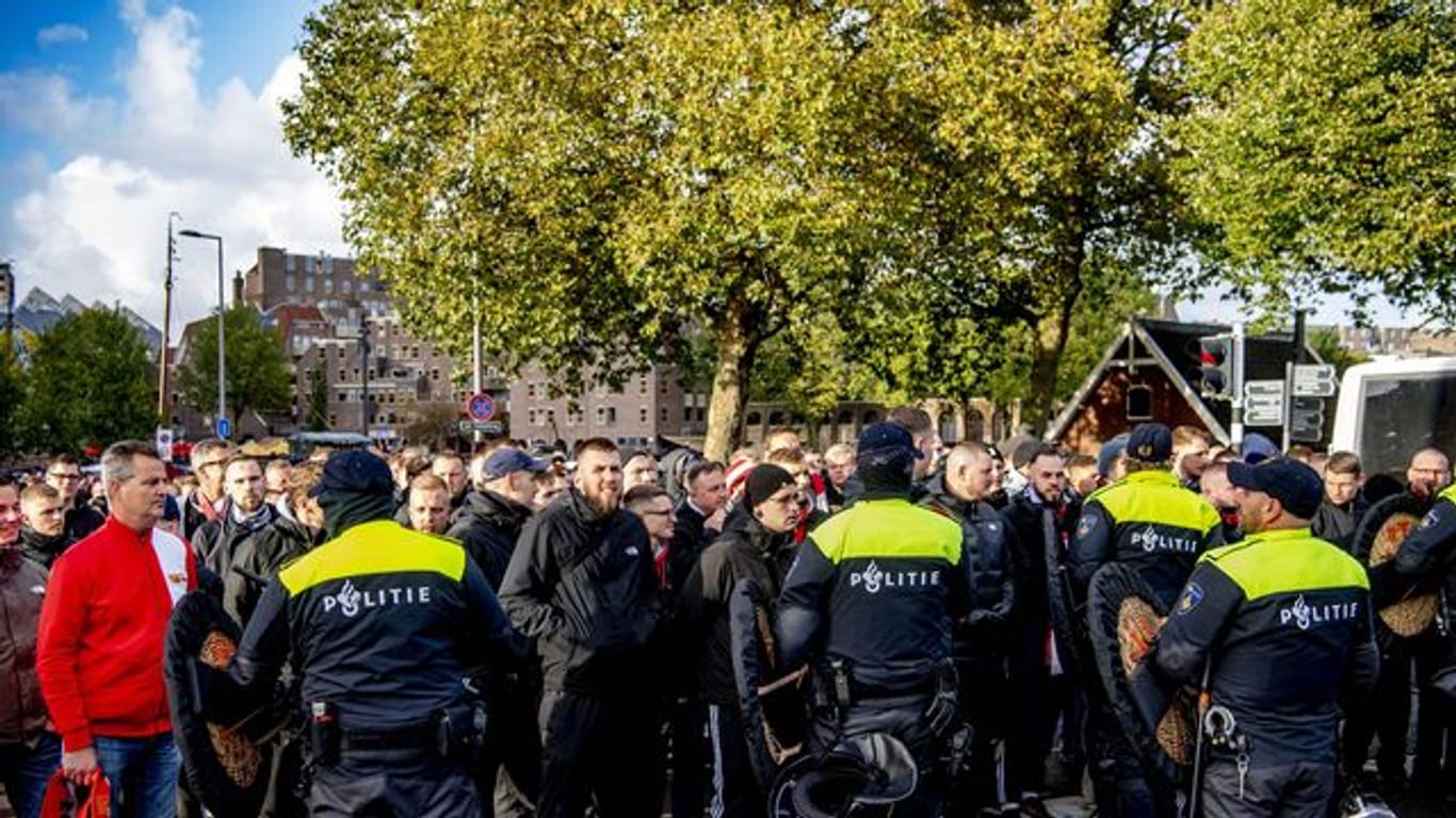 Union-Fans und Polizisten stehen sich in Rotterdam gegenüber.