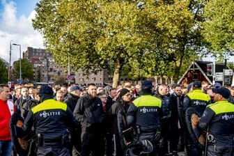 Union-Fans und Polizisten stehen sich in Rotterdam gegenüber.