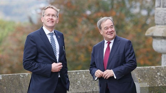 Armin Laschet (r, CDU), Ministerpräsident von Nordrhein-Westfalen, begrüßt auf Schloss Drachenburg seinen Amtskollegen aus Schleswig-Holsterin, Daniel Günther (CDU).