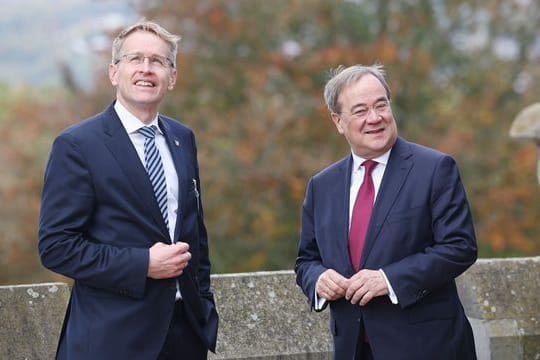 Armin Laschet (r, CDU), Ministerpräsident von Nordrhein-Westfalen, begrüßt auf Schloss Drachenburg seinen Amtskollegen aus Schleswig-Holsterin, Daniel Günther (CDU).