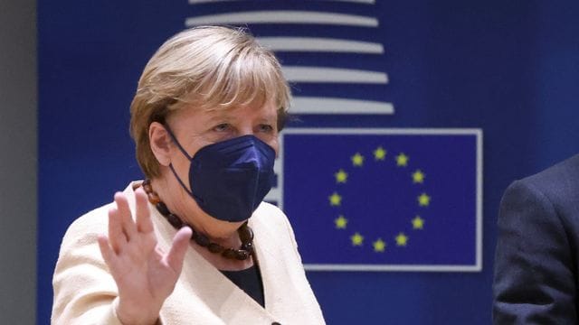 Bundeskanzlerin Angela Merkel (CDU) winkt bei ihrer Ankunft zu einem Gipfel der EU-Staats- und Regierungschefs. Bundeskanzlerin Angela Merkel (CDU) winkt bei ihrer Ankunft zu einem Gipfel der EU-Staats- und Regierungschefs.