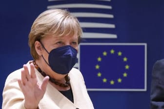 Bundeskanzlerin Angela Merkel (CDU) winkt bei ihrer Ankunft zu einem Gipfel der EU-Staats- und Regierungschefs.