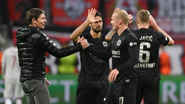 Frankfurts Trainer Oliver Glasner (l) freut sich mit Sebastian Rode nach dem Spiel.