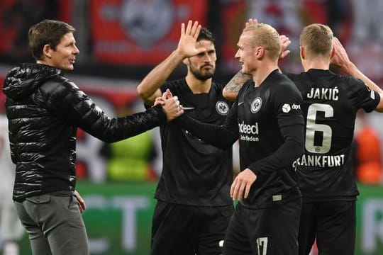 Frankfurts Trainer Oliver Glasner (l) freut sich mit Sebastian Rode nach dem Spiel.