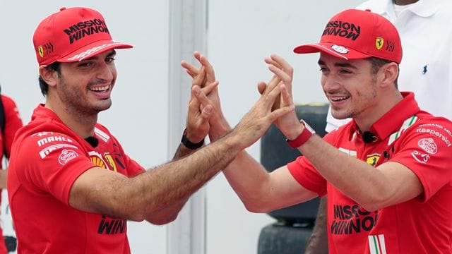 Ferrari-Pilot Charles Leclerc (r) reiste verspätet an.