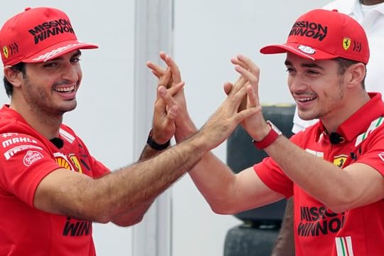 Ferrari-Pilot Charles Leclerc (r) reiste verspätet an.