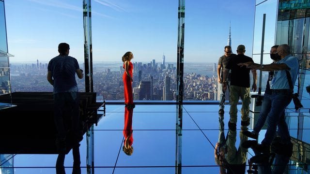 Besucher bei der Eröffnung der neuen Aussichtsplattform "Summit One Vanderbilt" in Manhattan.