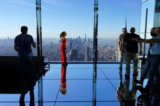 Besucher bei der Eröffnung der neuen Aussichtsplattform "Summit One Vanderbilt" in Manhattan.