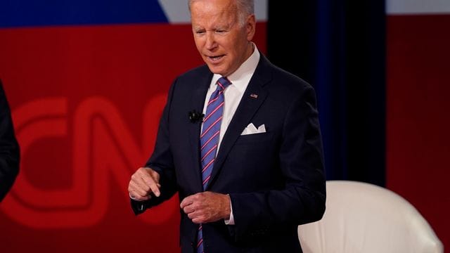 Joe Biden, Präsident der USA, nimmt an einem Town-Hall-Event des Senders CNN teil, die von Anderson Cooper (nicht im Bild) moderiert wird. Joe Biden, Präsident der USA, nimmt an einem Town-Hall-Event des Senders CNN teil, die von Anderson Cooper (nicht im Bild) moderiert wird.