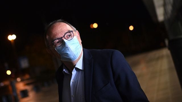 SPD-Chef Norbert Walter-Borjans verlässt den Tagungsort nach dem Auftakt der Koalitionsverhandlungen. SPD-Chef Norbert Walter-Borjans verlässt den Tagungsort nach dem Auftakt der Koalitionsverhandlungen.