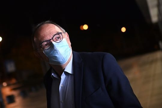 SPD-Chef Norbert Walter-Borjans verlässt den Tagungsort nach dem Auftakt der Koalitionsverhandlungen.