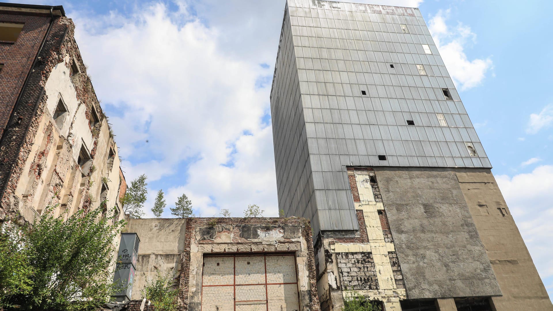 Turm und Fabrikgebäude der ehemaligen Kronen-Brauerei in Dortmund 2019: In dem Turm entsteht ein neues Stadtarchiv.