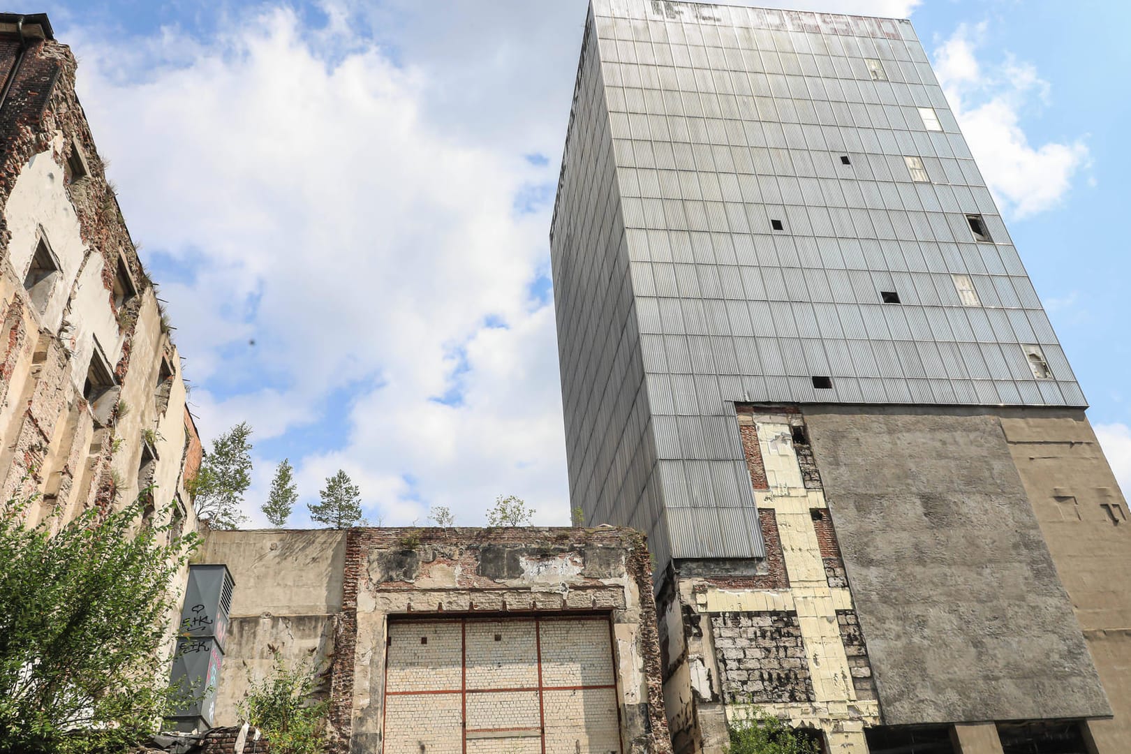 Turm und Fabrikgebäude der ehemaligen Kronen-Brauerei in Dortmund 2019: In dem Turm entsteht ein neues Stadtarchiv.