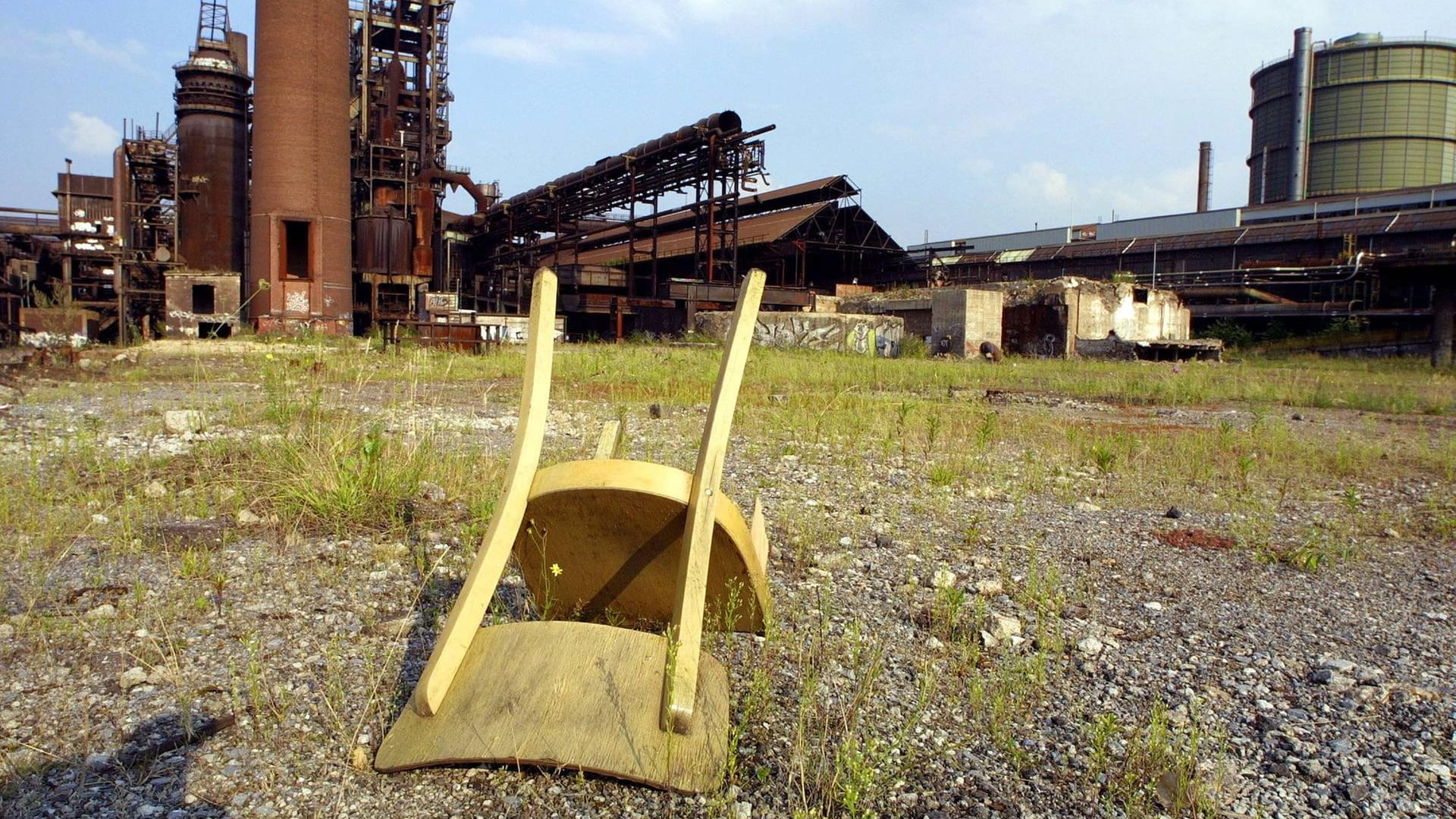 Stillgelegtes Hoesch-Werk im August 2001: Das Werk wurde zum Großteil nach China transportiert.