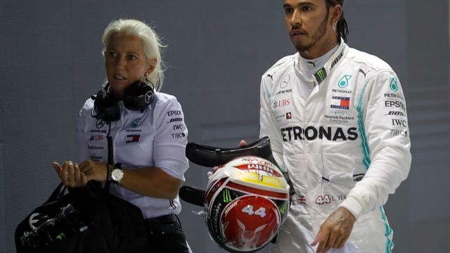 Lewis Hamilton (r) arbeitet seit 2016 mit der Neuseeländerin Angela Cullen zusammen.