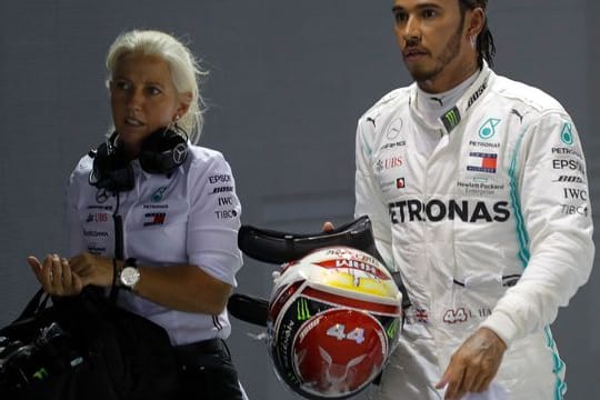 Lewis Hamilton (r) arbeitet seit 2016 mit der Neuseeländerin Angela Cullen zusammen.