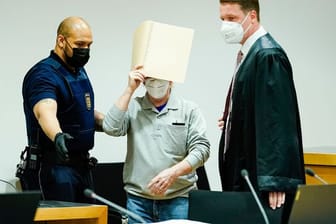 Der Angeklagte (M) mit seinem Anwalt Steffen Lindberg (r) im Gericht.