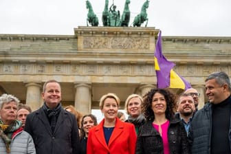 Spitzenpolitiker der Berliner SPD, Grünen und Linkspartei vor dem Brandenburger Tor.