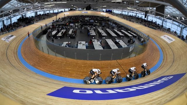 Franziska Brauße, Lisa Brennauer, Mieke Kröger und Laura Süßemilch bei der Bahnrad-WM in Roubaix in Aktion.