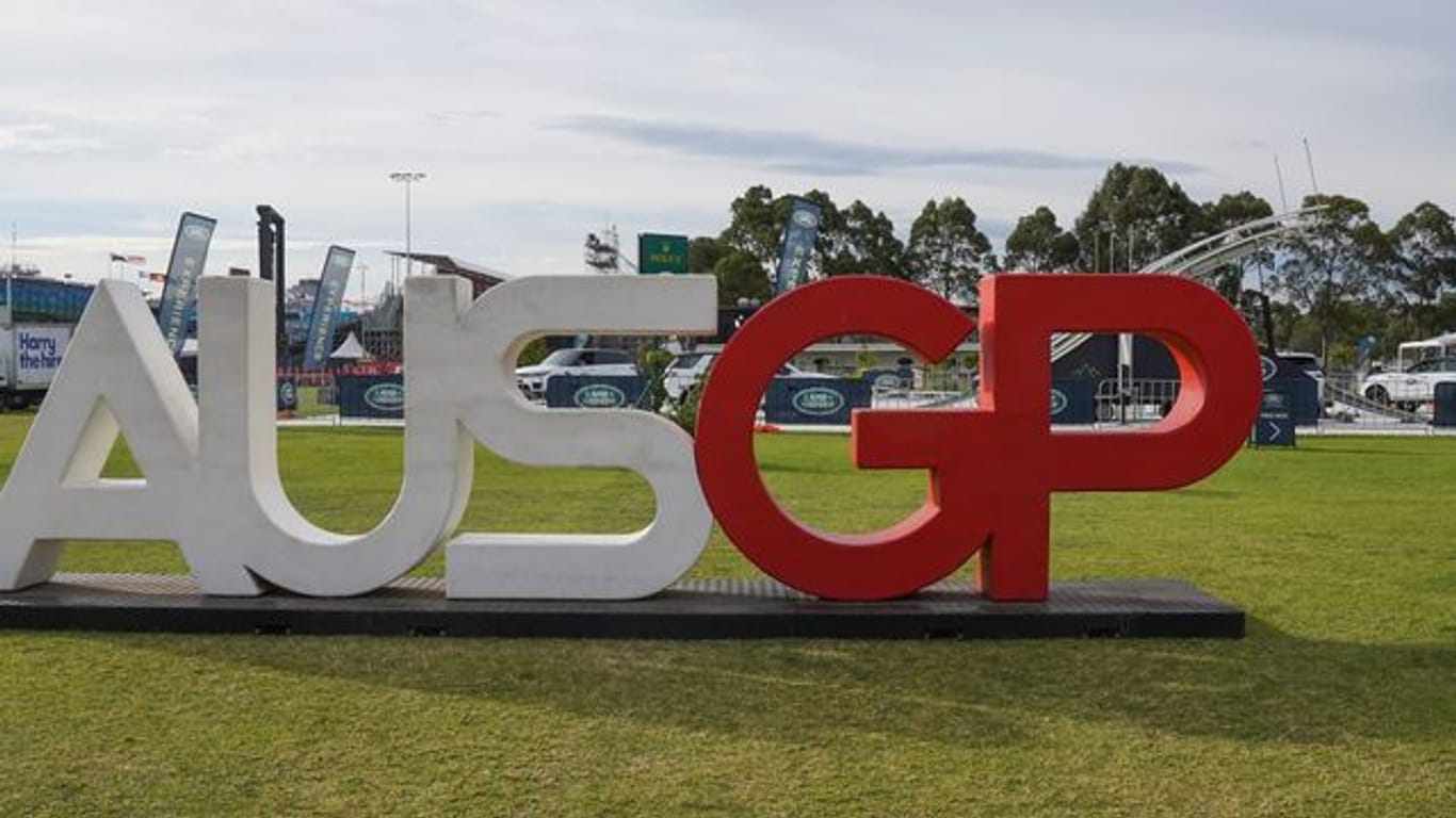 Ein Logo des Grand Prix von Melbourne steht am Albert Park Circuit.