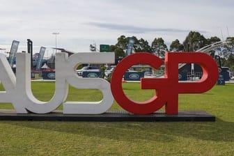 Ein Logo des Grand Prix von Melbourne steht am Albert Park Circuit.