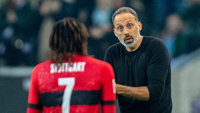Stuttgarts Trainer Pellegrino Matarazzo (r) gibt Stuttgarts Tanguy Coulibaly Anweisungen. Stuttgarts Trainer Pellegrino Matarazzo (r) gibt Stuttgarts Tanguy Coulibaly Anweisungen.