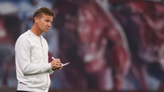 Leipzigs Trainer Jesse Marsch macht sich an der Seitenlinie Notizen. Leipzigs Trainer Jesse Marsch macht sich an der Seitenlinie Notizen.