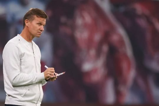 Leipzigs Trainer Jesse Marsch macht sich an der Seitenlinie Notizen.