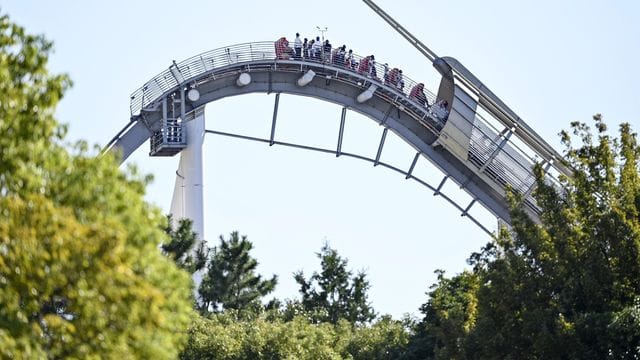 Fahrgäste einer Achterbahn der Universal Studios Japan sitzen fest.