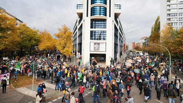 Protestierende mit Transparenten am Willy-Brandt-Haus, der SPD-Zentrale, in Berlin. Protestierende mit Transparenten am Willy-Brandt-Haus, der SPD-Zentrale, in Berlin.