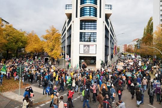 Protestierende mit Transparenten am Willy-Brandt-Haus, der SPD-Zentrale, in Berlin.