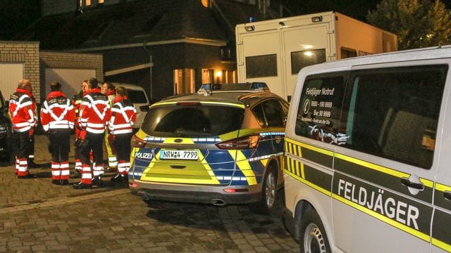 Das Zollfahndungsamt Essen bei einer Razzia in Aldenhoven (Kreis Düren). Das Zollfahndungsamt Essen bei einer Razzia in Aldenhoven (Kreis Düren).