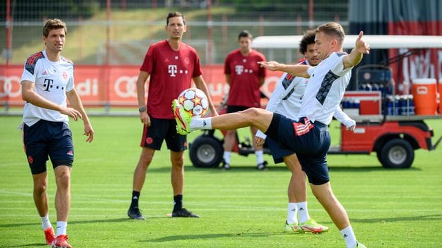 Bayerns Joshua Kimmich (r), Leroy Sane (hinten) und Thomas Müller halten den Ball hoch. Bayerns Joshua Kimmich (r), Leroy Sane (hinten) und Thomas Müller halten den Ball hoch.