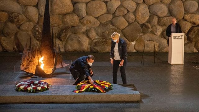 Joti Chatzialexiou (l) und Martina Voss-Tecklenburg legen während eines Besuchs in der Holocaust-Gedenkstätte Yad Vashem einen Kranz nieder.