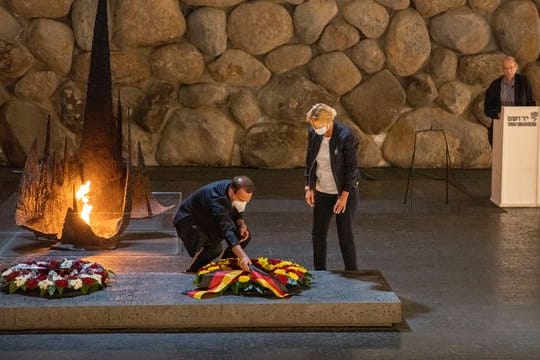 Joti Chatzialexiou (l) und Martina Voss-Tecklenburg legen während eines Besuchs in der Holocaust-Gedenkstätte Yad Vashem einen Kranz nieder.