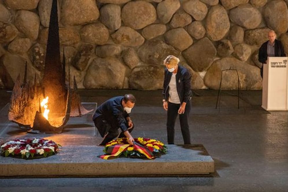 Joti Chatzialexiou (l) und Martina Voss-Tecklenburg legen während eines Besuchs in der Holocaust-Gedenkstätte Yad Vashem einen Kranz nieder.