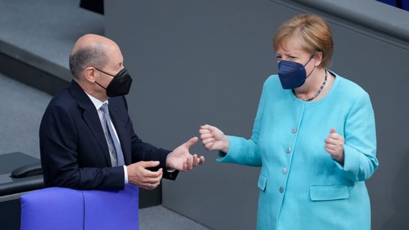 Angela Merkel über Olaf Scholz: "Ich hatte bei Herrn Scholz nicht immer den Eindruck, dass das Geld locker sitzt.