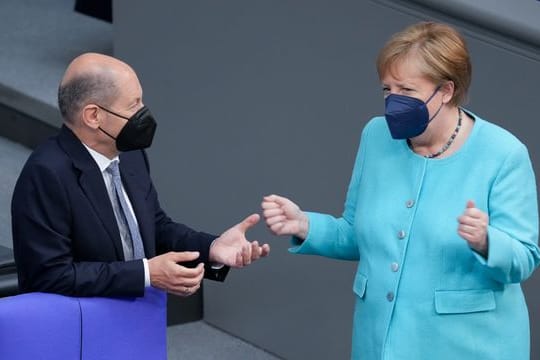 Angela Merkel über Olaf Scholz: "Ich hatte bei Herrn Scholz nicht immer den Eindruck, dass das Geld locker sitzt.