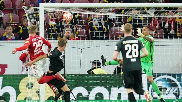 Jonathan Burkhardt (l) erzielte beim Mainzer Sieg gegen Augsburg zwei Treffer. Jonathan Burkhardt (l) erzielte beim Mainzer Sieg gegen Augsburg zwei Treffer.