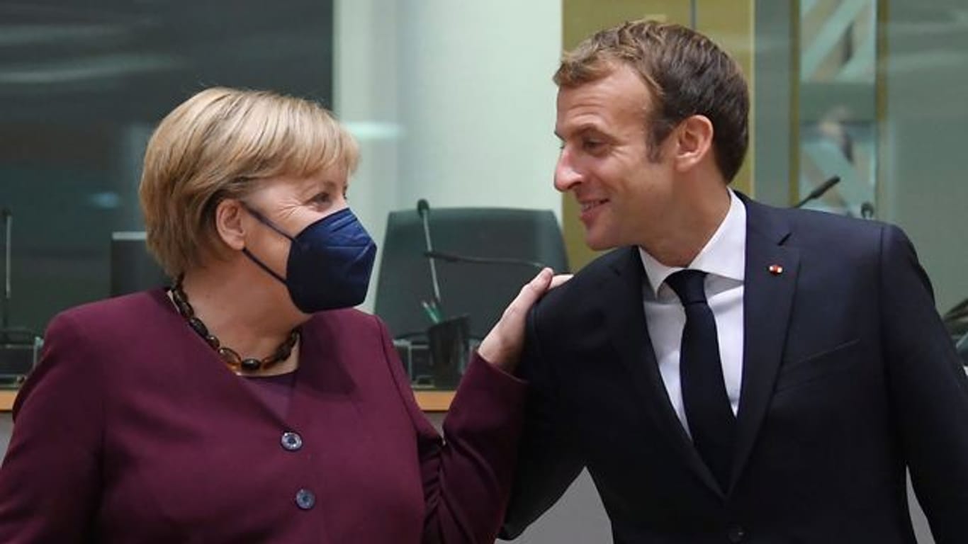 Emmanuel Macron, Präsident von Frankreich, begrüßt Bundeskanzlerin Angela Merkel (CDU) am zweiten Tag eines EU-Gipfels.