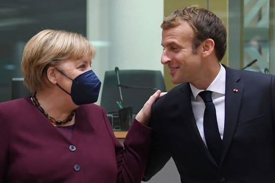 Emmanuel Macron, Präsident von Frankreich, begrüßt Bundeskanzlerin Angela Merkel (CDU) am zweiten Tag eines EU-Gipfels.