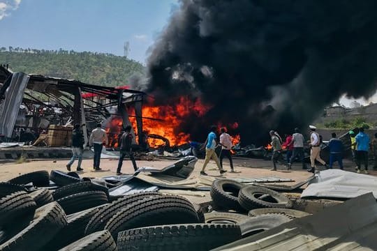 Schwarze Rauchschwaden bilden sich nach einem Luftangriff auf die Hauptstadt der Region Tigray im Norden Äthiopiens.