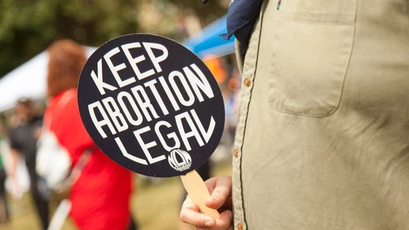 Eine Demonstrantin hält ein Schild mit der Aufschrift "Keep abortion legal" beim Dallas Reproductive Liberation March.
