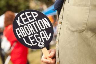 Eine Demonstrantin hält ein Schild mit der Aufschrift "Keep abortion legal" beim Dallas Reproductive Liberation March.