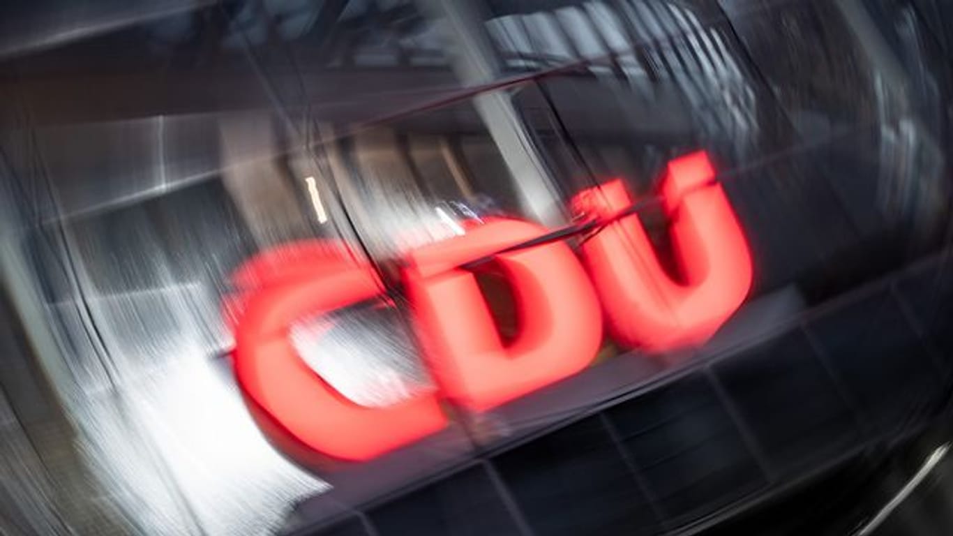 Das CDU Logo an der Parteizentrale, dem Konrad-Adenauer Haus in Berlin.