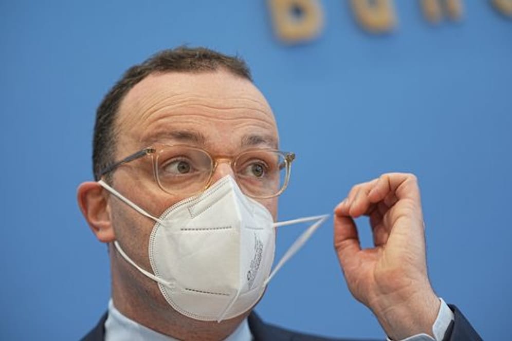 Jens Spahn (CDU), Bundesminister für Gesundheit, nimmt an einer Pressekonferenz zu Grippeimpfung und Corona teil.