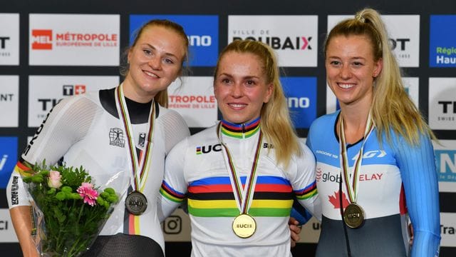 Wieder zusammen auf dem Podium: Emma Hinze (M) und Lea Sophie Friedrich (l).