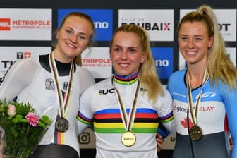 Wieder zusammen auf dem Podium: Emma Hinze (M) und Lea Sophie Friedrich (l).