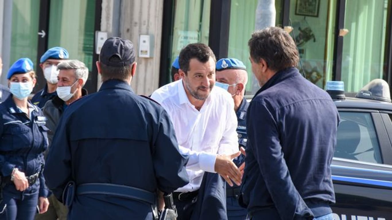 In Palermo begann der Prozess gegen den ehemaligen Innenminister von Italien, Matteo Salvini, dem vorgeworfen wird im Jahre 2019 hunderte Migranten wochenlang an Bord eines kleinen Rettungsbootes vor der Küste von Lampedusa festgehalten zu haben.