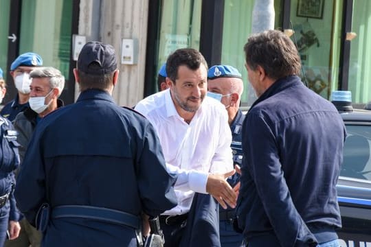 In Palermo begann der Prozess gegen den ehemaligen Innenminister von Italien, Matteo Salvini, dem vorgeworfen wird im Jahre 2019 hunderte Migranten wochenlang an Bord eines kleinen Rettungsbootes vor der Küste von Lampedusa festgehalten zu haben.